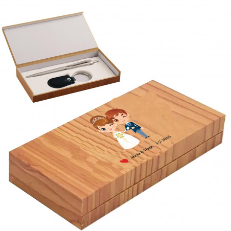 Caneta e chaveiro em estojo de madeira personalizado com adesivos de casamento