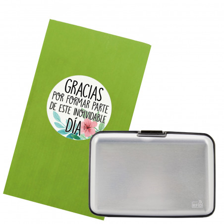 Porta cartões acordeão em alumínio prateado apresentado em envelope verde com autocolante com frase de agradecimento