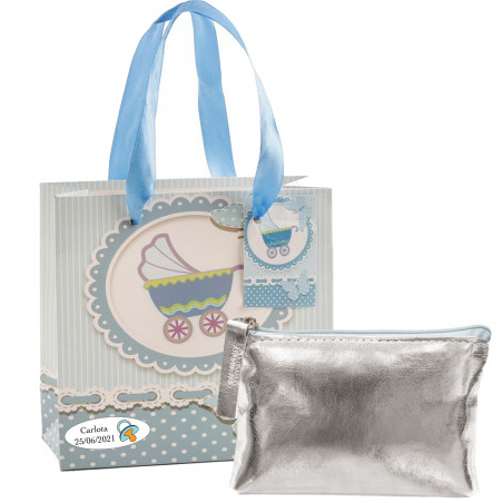 Bolsa de batismo infantil apresentada em saco com adesivo personalizado
