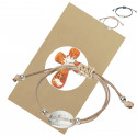 Pulseira de cordão feminina com medalha em cruz e apresentada em envelope kraft com adesivo personalizável