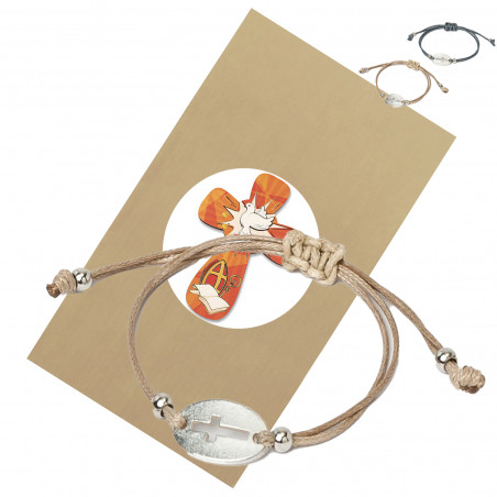 Pulseira de cordão feminina com medalha em cruz e apresentada em envelope kraft com adesivo personalizável