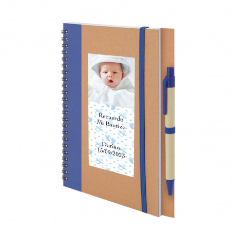 Caderno de papelão reciclado com adesivo personalizado com foto e texto para batizado de menino