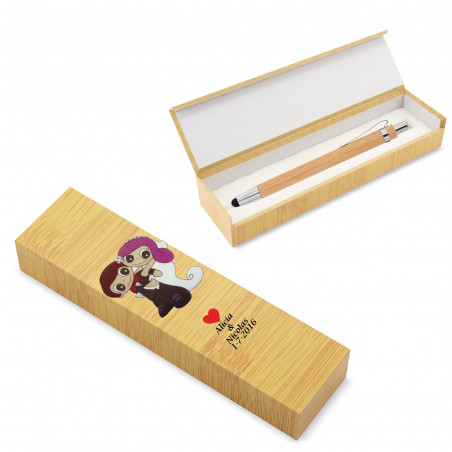Caneta touch apresentada em caixa de bambu com adesivos de casamento