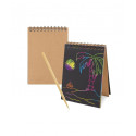Caderno raspado para desenhar multicolorido apresentado para comunhão com adesivo de menina