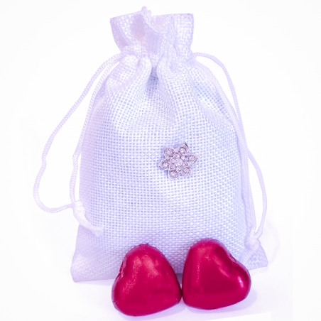 Alfinete de noiva com decoração em bolsa branca e chocolates em formato de coração