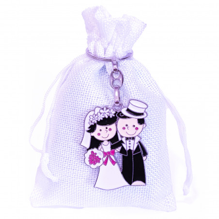 Chaveiro de casal de noivos apresentado em bolsa branca de tecido rústico