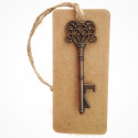 Abridor em forma de chave antiga decorada com adesivos de casamento e personalizável