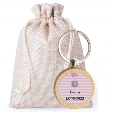 Chaveiro personalizado de batizado de menina presenteado com bolsa