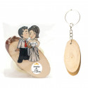 Porta-chaves de madeira em bolsa transparente e adesivo de casamento