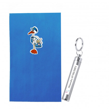 Chaveiro com lanterna personalizada para batizado e apresentado em envelope de kraft