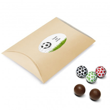 Bolas de chocolate recheadas apresentadas em caixa de papelão personalizada
