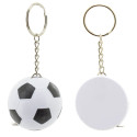 Chaveiro personalizado com design de futebol e medidor apresentado em caixa