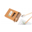 Lápis de cor com folhas para colorir em uma caixa com adesivo personalizado para aniversários infantis