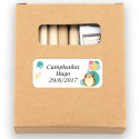 Lápis de cor com folhas para colorir em uma caixa com adesivo personalizado para aniversários infantis