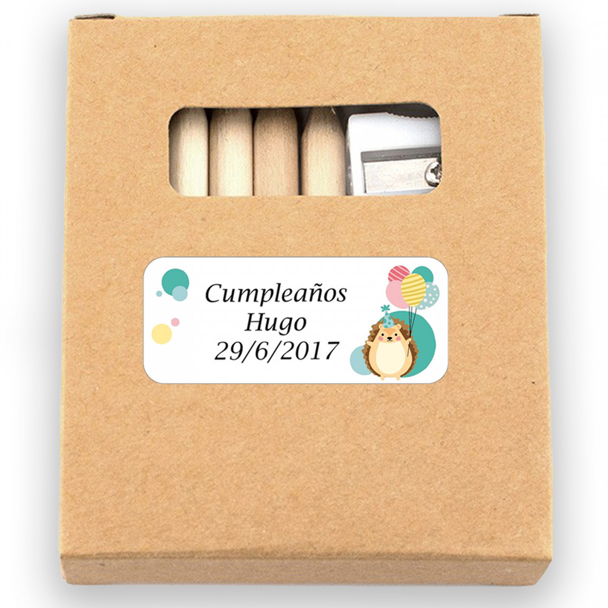 Lápis de cor com folhas para colorir em uma caixa com adesivo personalizado para aniversários infantis