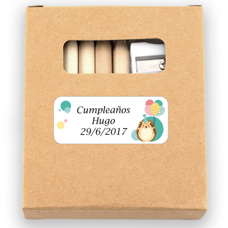 Lápis de cor com folhas para colorir em uma caixa com adesivo personalizado para aniversários infantis
