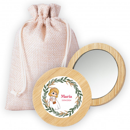 Espelho redondo de madeira com adesivo personalizado de comunhão de menina em uma bolsa de pano para presentear.