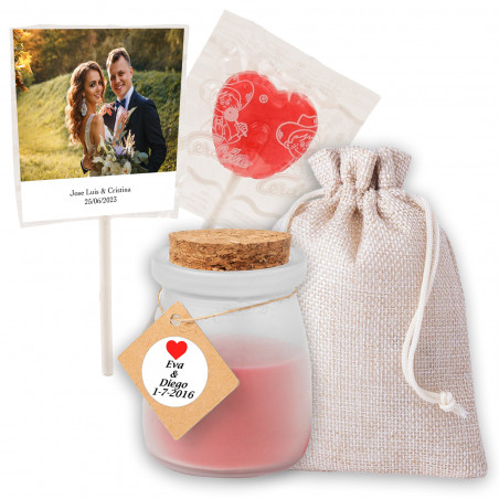 Vela e pirulito personalizados com adesivo em bolsa de presente rústica para casamento