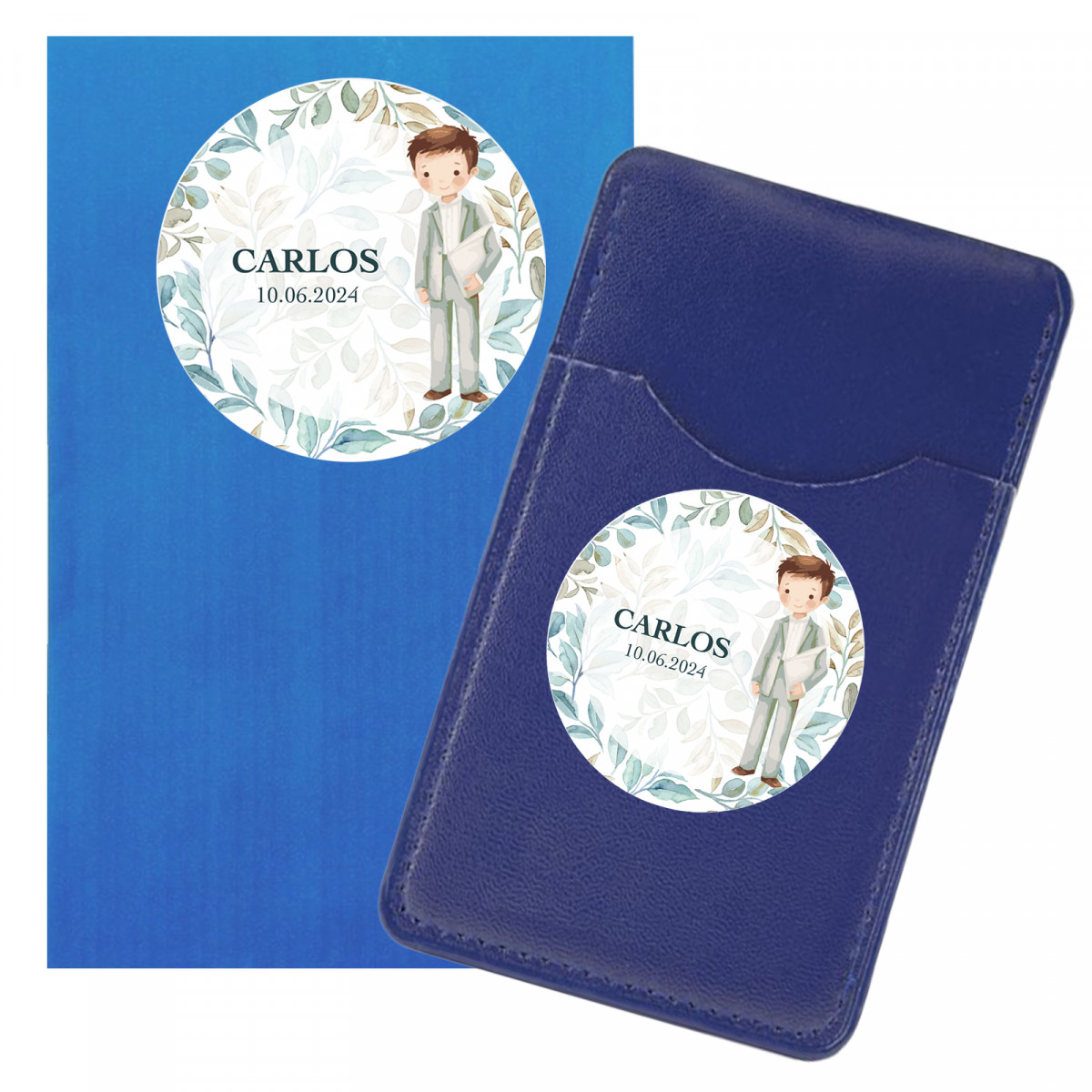 Porta-cartões carteira azul apresentado em envelope e personalizado com adesivos de comunhão de menino