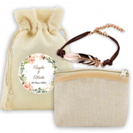 Bolsa e pulseira apresentadas em saco de pano com adesivo personalizado