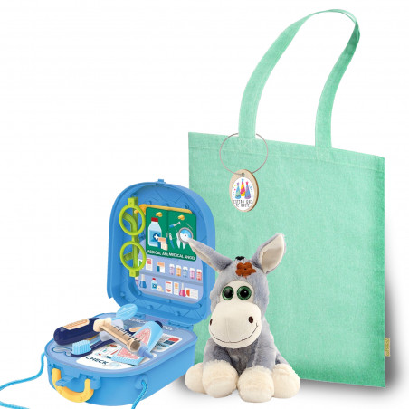 Brinquedos de médico e burro em saco de pano com etiqueta de aniversário