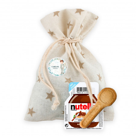 Nutella com colher de biscoito em saco de pano com crachá personalizado para detalhes meu menino de primeira comunhão