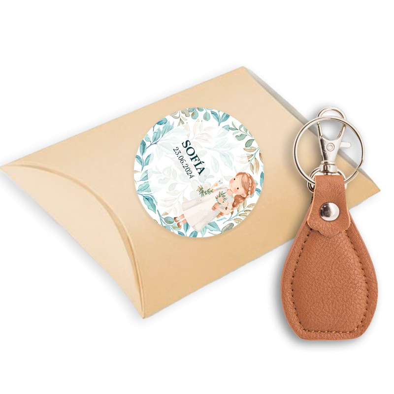 Chaveiro marrom em caixa com detalhes de adesivos personalizados para comunhão de menina