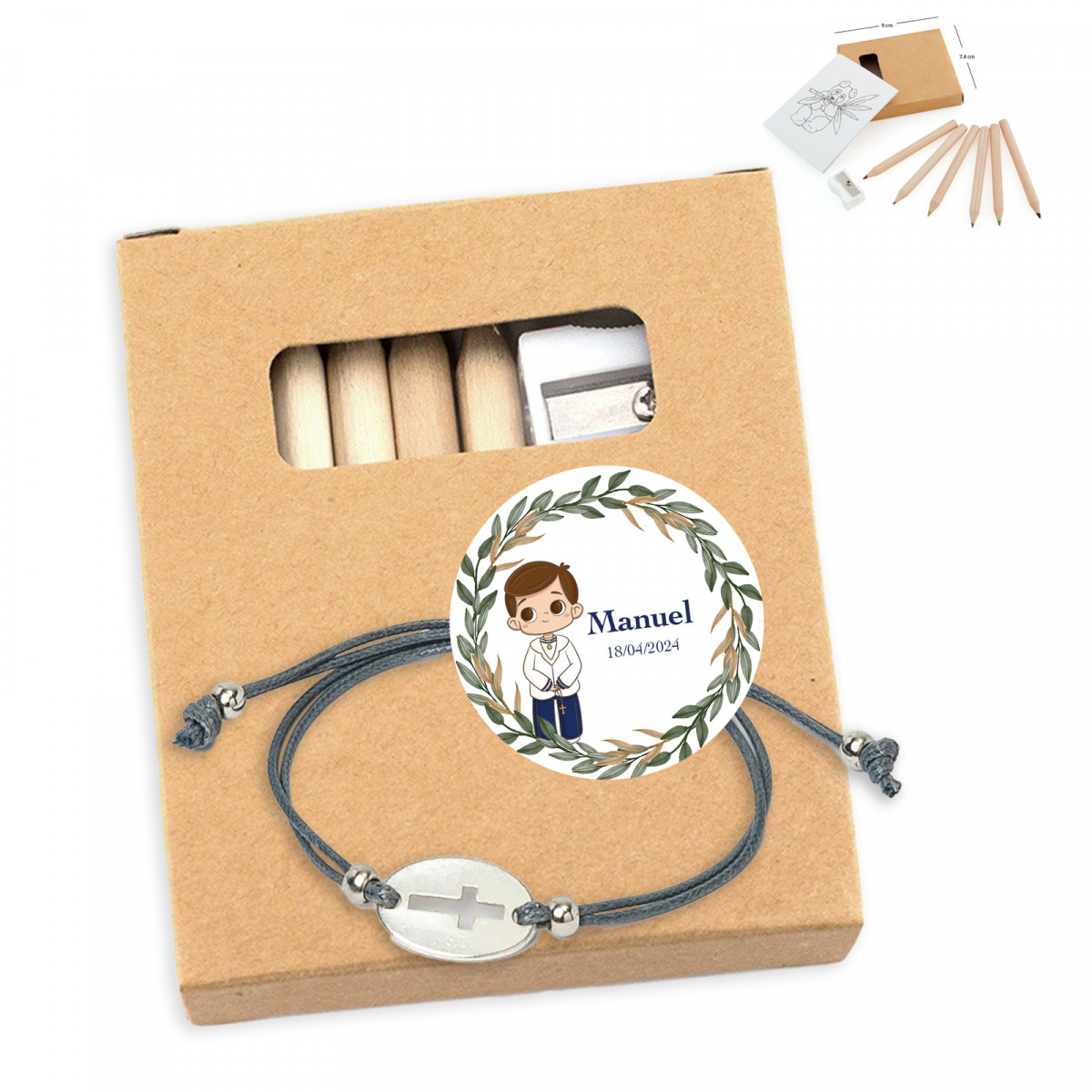 Conjunto de desenho e pulseira apresentado em bolsa azul para comunhão de menino