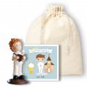 Figura de menino da comunhão em uma sacola de presente com um cartão personalizável