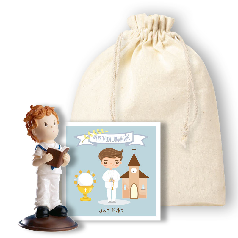 Figura de menino da comunhão em uma sacola de presente com um cartão personalizável