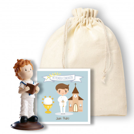 Figura de menino da comunhão em uma sacola de presente com um cartão personalizável
