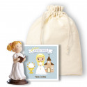 Figura de menina da comunhão em uma bolsa de pano com um cartão personalizável