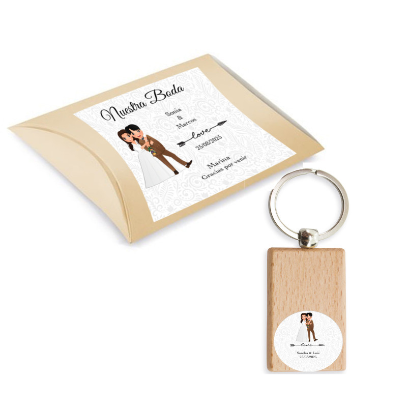 Chaveiro de madeira personalizado com adesivo e caixa para casamento