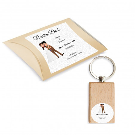 Chaveiro de madeira personalizado com adesivo e caixa para casamento
