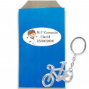 Chaveiro de bicicleta prateado em envelope kraft com adesivo personalizado de comunhão de menino