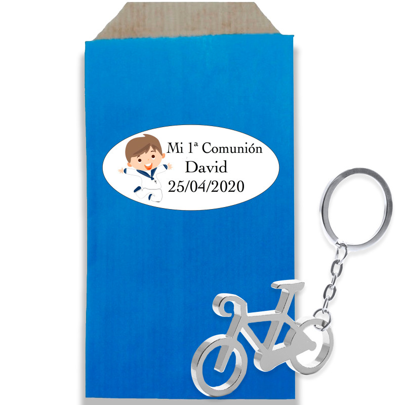 Chaveiro de bicicleta prateado em envelope kraft com adesivo personalizado de comunhão de menino