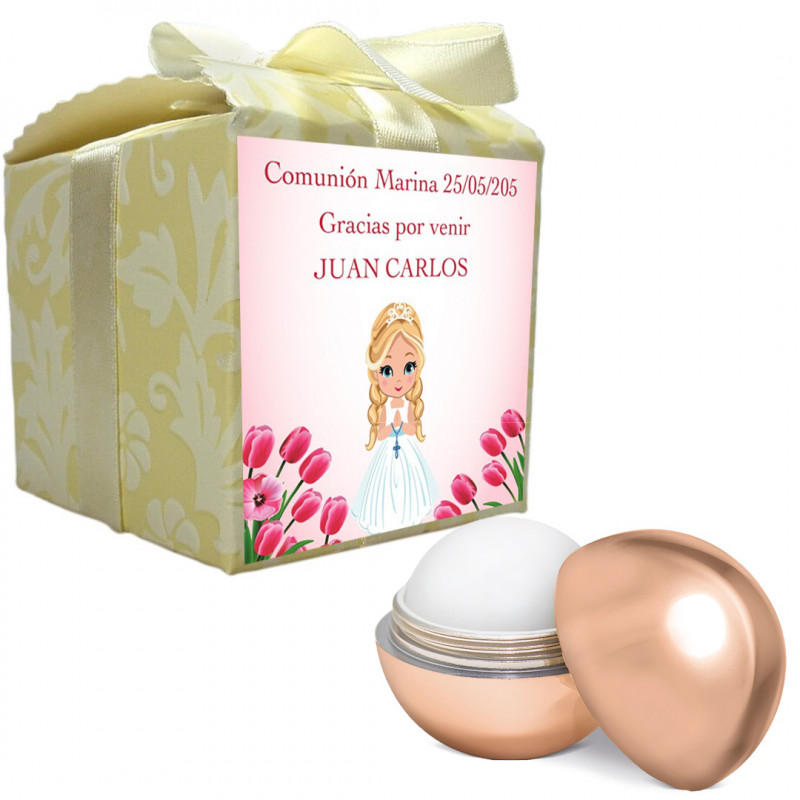 Bálsamo labial rosa apresentado em caixa com adesivo de comunhão personalizado com o nome da convidada