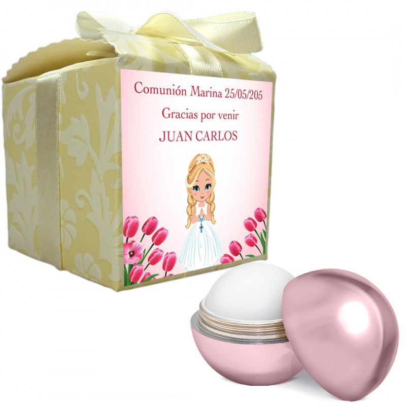Protetor labial rosa apresentado em caixa com adesivo de comunhão personalizado com o nome do convidado.