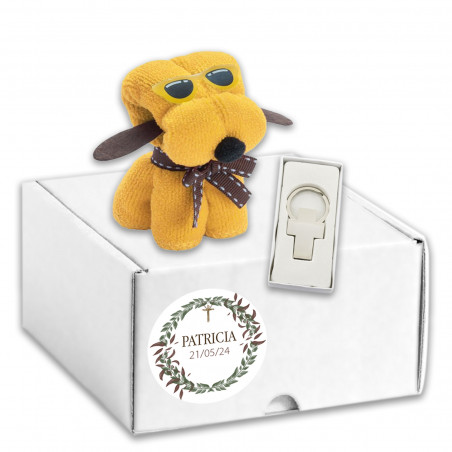 Toalha em formato de cachorro e chaveiro de cruz prateada em caixa personalizada para evento