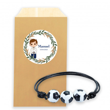 Pulseira com bolas de futebol em envelope kraft com adesivo personalizado para detalhes de comunhão menino