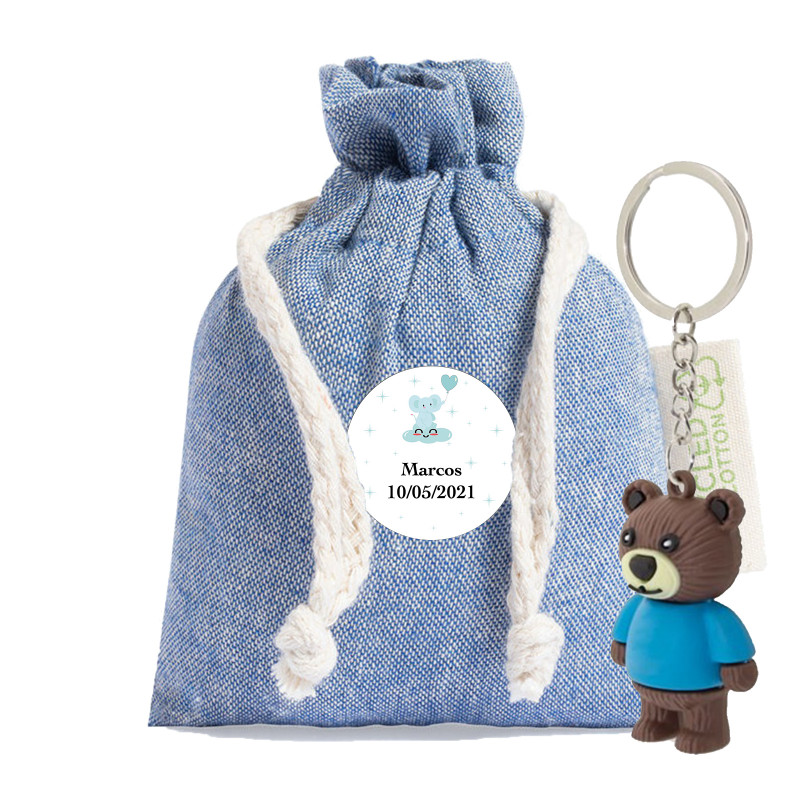Chaveiro em forma de urso apresentado em bolsa de pano com autocolante de batizado personalizável