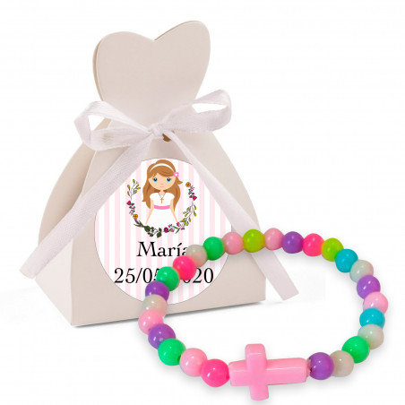 Pulseira cruz em caixa com adesivo personalizado para detalhes da comunhão da menina