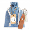 Chaveiro em saco de pano com tag personalizada para pendurar como lembrancinha de batizado