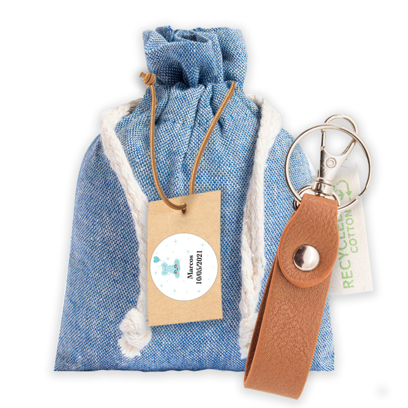 Chaveiro em saco de pano com tag personalizada para pendurar como lembrancinha de batizado