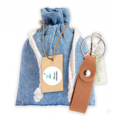 Chaveiro em saco de pano com tag personalizada para pendurar como lembrancinha de batizado