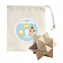 Quebra-cabeça apresentado em uma bolsa de pano com um adesivo personalizável para um menino de comunhão.