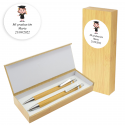 Caneta de bambu e lapiseira em um estojo com adesivo personalizado para formatura de menina.