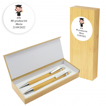 Caneta de bambu e lapiseira em um estojo com adesivo personalizado para formatura de menina.