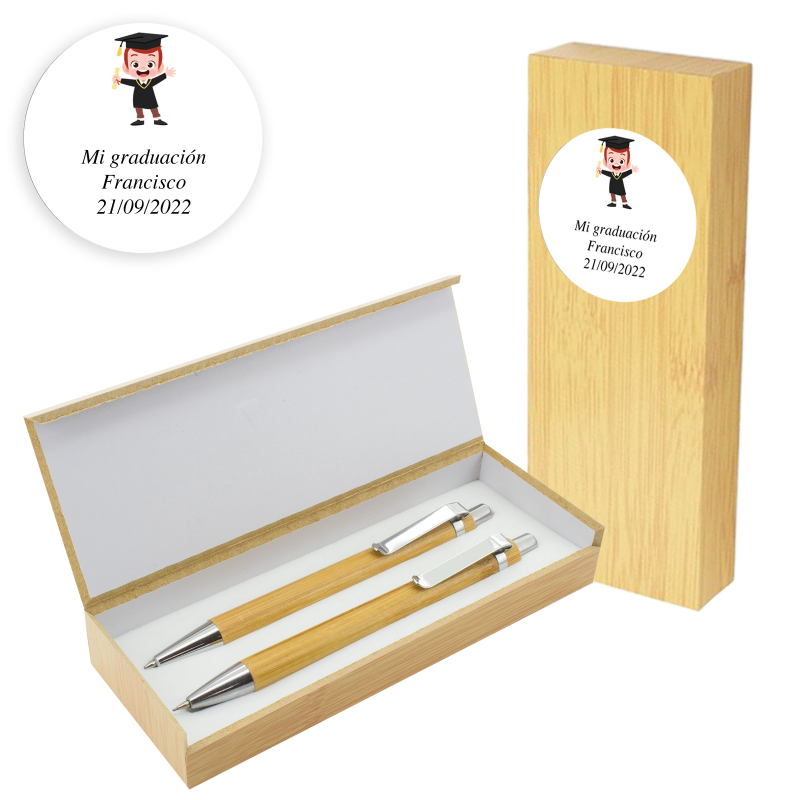 Caneta e lapiseira em estojo de bambu com adesivo personalizado para formatura de menino.
