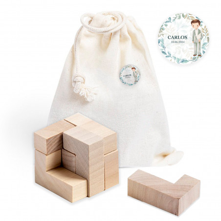 Tetris quadrado de madeira com uma bolsa de pano e um crachá personalizado para lembrancinhas de comunhão de um menino.